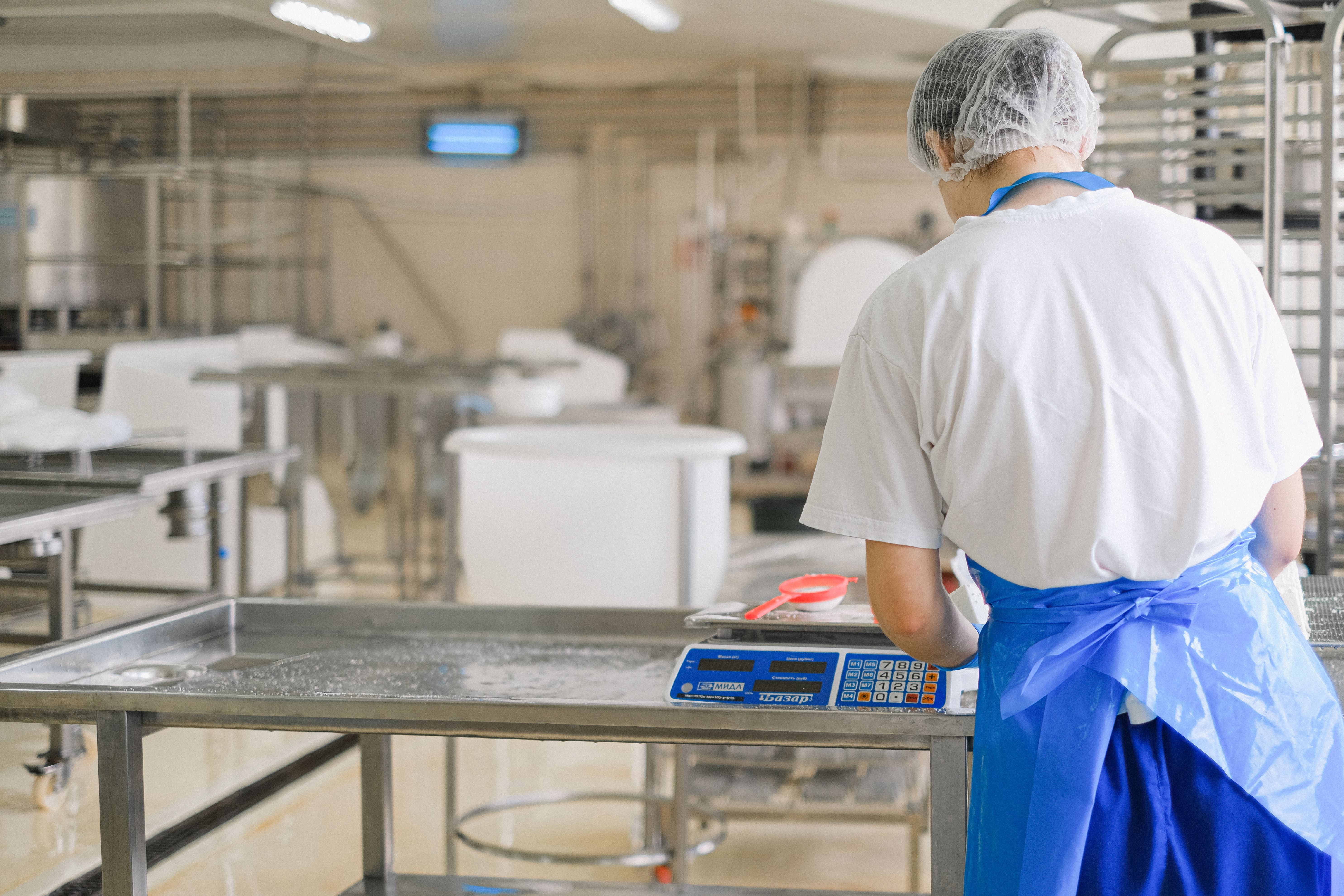 Medewerker meet gewicht op de bakkerijlijn